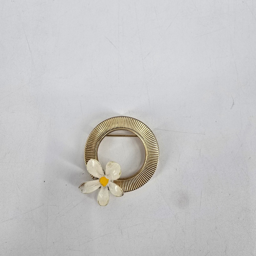 Vintage Enamel Daisy Flower Circle Brooch Gold Tone Mod Floral Pin 1.5"